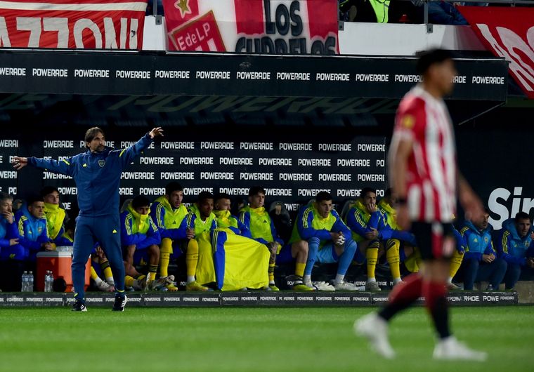 El técnico enfrentó los micrófonos tras el encuentro. Foto: Fotobaires