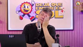 El presentador hizo una durísima crítica a la labor de los noteros. El presentador hizo una durísima crítica a la labor de los noteros.