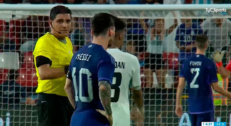 Messi y el árbitro de Argentina vs. Emiratos Árabes Unidos protagonizaron un muy curioso momento.