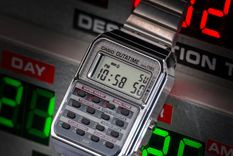 Casio CA-500WEBF-1A: edición especial por los 40 años de Volver al Futuro, con teclado-calculadora y colores que evocan los circuitos horarios del DeLorean.