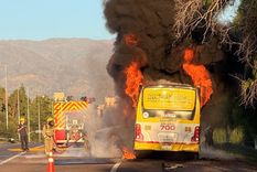 El incendio de un micro en el Acceso Este generó pánico entre los pasajeros. El chofer relató cómo empezó la falla y cómo lograron bajar todos los pasajeros. El incendio de un micro en el Acceso Este generó pánico entre los pasajeros. El chofer relató cómo empezó la falla y cómo lograron bajar todos los pasajeros.