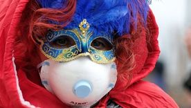 Algunos asistentes al carnaval de Venecia sumaron las mascarillas protectoras a sus disfraces.
