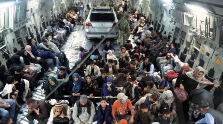 El vehículo en el avión en el aeropuerto de Kabul. Foto: Twiiter Bryan Smith.