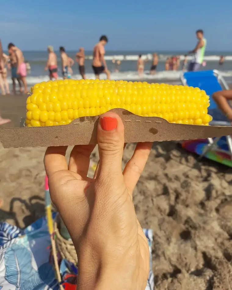 El choclo con manteca es una de las delicias que se pueden disfrutar en la Costa Atlántica argentina. El choclo con manteca es una de las delicias que se pueden disfrutar en la Costa Atlántica argentina.