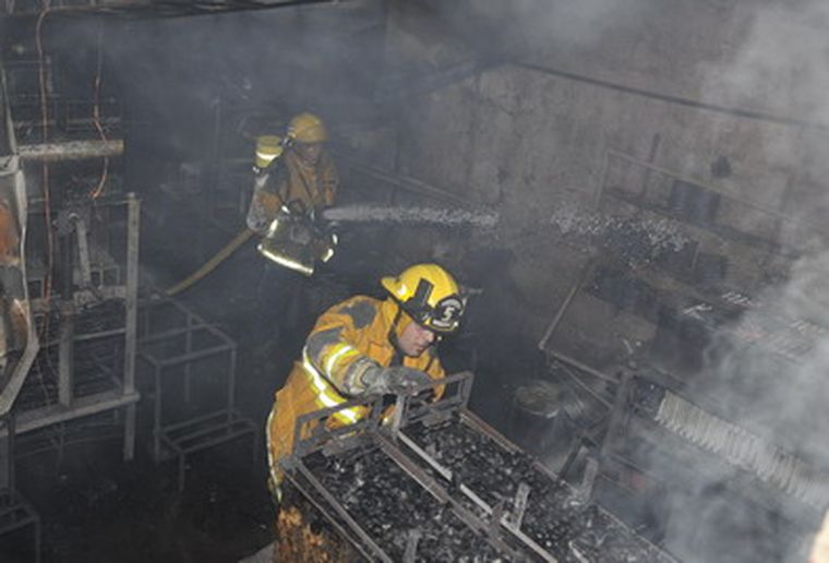 Bomberos trabajando en el interior de la fábrica. Foto: Pachy Reynoso/ MDZ