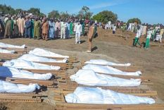 Decenas de víctimas de un ataque contra trabajadores agrícolas fueron enterrados.