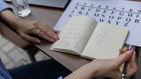 La numerología explica qué significa la fecha 25/11/25.