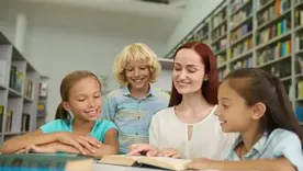 Las experiencias familiares y escolares influyen en el desarrollo cognitivo y lingüístico de los niños.