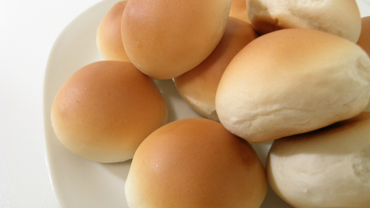 Algunos panaderos reinventan la receta de pan de chips usando harinas integrales o versiones rellenas para opciones más modernas. Algunos panaderos reinventan la receta de pan de chips usando harinas integrales o versiones rellenas para opciones más modernas.