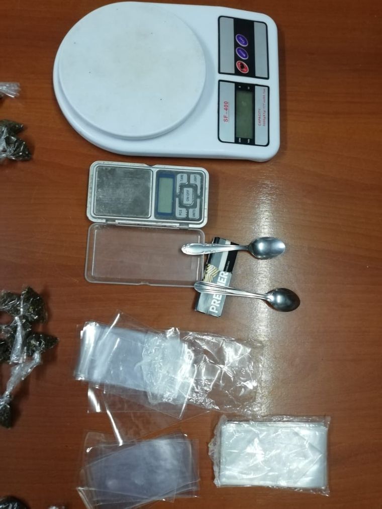 Equipados Los narcos tenían diversos elementos para distribuir y comercializar.