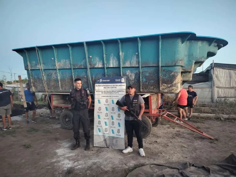 Efectivos de la Policía Bonaerense custodian la pileta recuperada