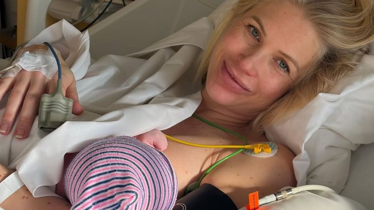 La flamante madre junto a su bebé.&nbsp;