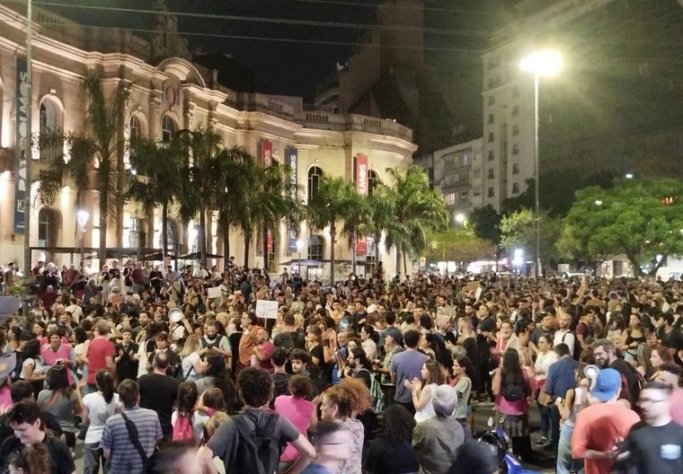 Cinco personas fueron detenidas en el marco del cacerolazo realizado anoche en Córdoba Foto: NA
