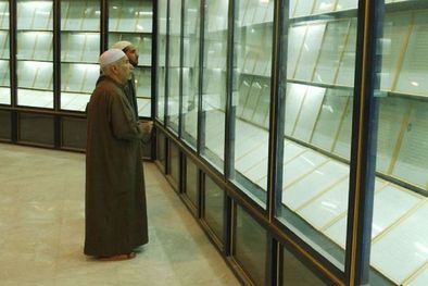 MDZol | En esta foto de marzo de 2003 se puede ver el Corán de sangre expuesto en una vitrina en la mezquita llamada en ese entonces Madre de todas las batallas. Foto: GETTY IMAGES