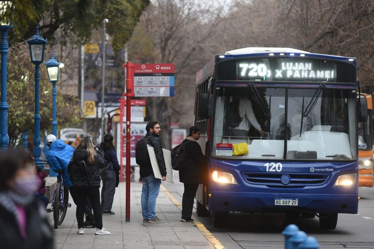 La vuelta a clases implica analizar los costos del transporte público para llegar a las escuelas. Estos son los valores que deberían desembolsar las familias por mes. Foto: Maximiliano Ríos/MDZ