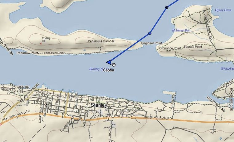 El Caoba frente a Puerto Argentino. Foto: Registro Satelital