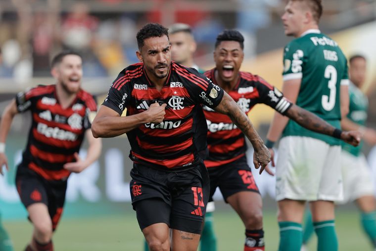 Danilo da Silva ya metió el cabezazo perfecto para el 1-0 que celebró todo Flamengo en la final de la Copa Libertadores ante Palmeiras. Danilo da Silva ya metió el cabezazo perfecto para el 1-0 que celebró todo Flamengo en la final de la Copa Libertadores ante Palmeiras.
