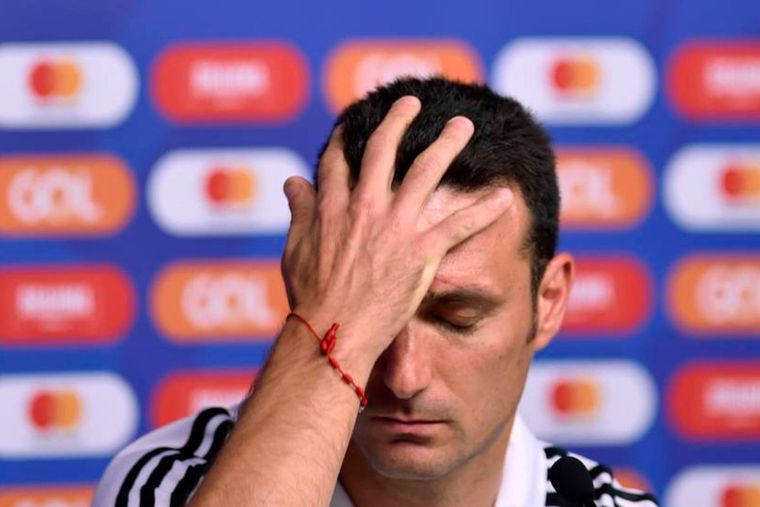 Scaloni se agarra la cabeza: otro jugador de la Selección argentina que sale lesionado a días del debut en Qatar. Foto: El Universo