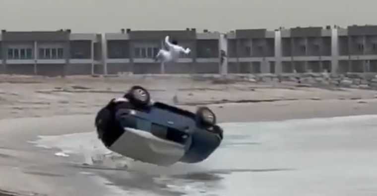 Una Toyota perdió el control y volcó en la playa Foto: Youtube:Mark Makhoul