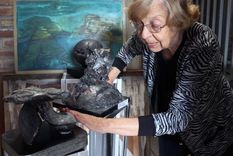 Elvira Gutiérrez en su atelier mostrando algunas de sus obras Foto: Gentileza Municipalidad de Guaymallén