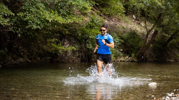 Decathlon vende zapatillas acuáticas ideales para playa, ríos y lagos durante el verano.