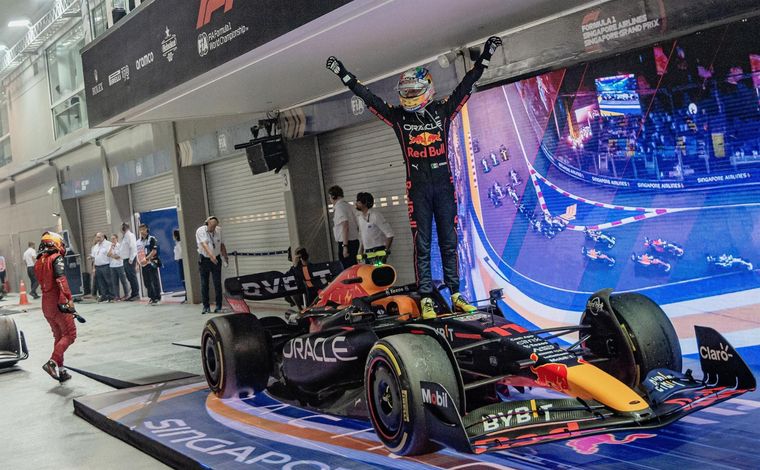 Checo festeja en Singapur. Foto: EFE