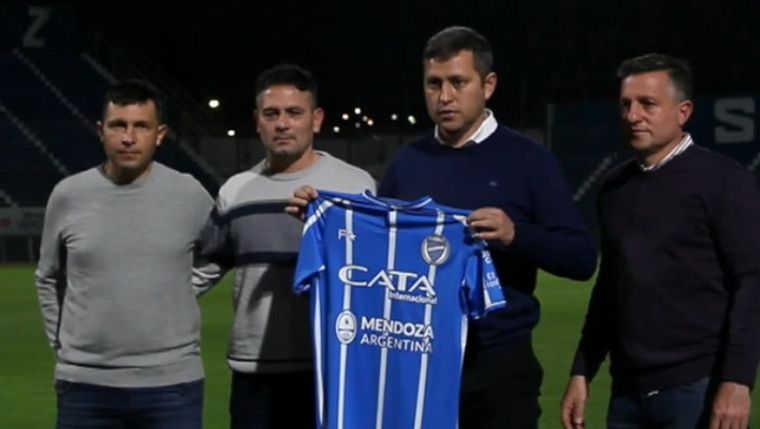 Diego Flores fue presentado en el Feliciano Gambarte junto a su cuerpo técnico Foto: Club Godoy Cruz