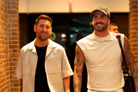 Messi y De Paul llegaron juntos a Kansas, pero dormirán en cuartos separados. Messi y De Paul llegaron juntos a Kansas, pero dormirán en cuartos separados.