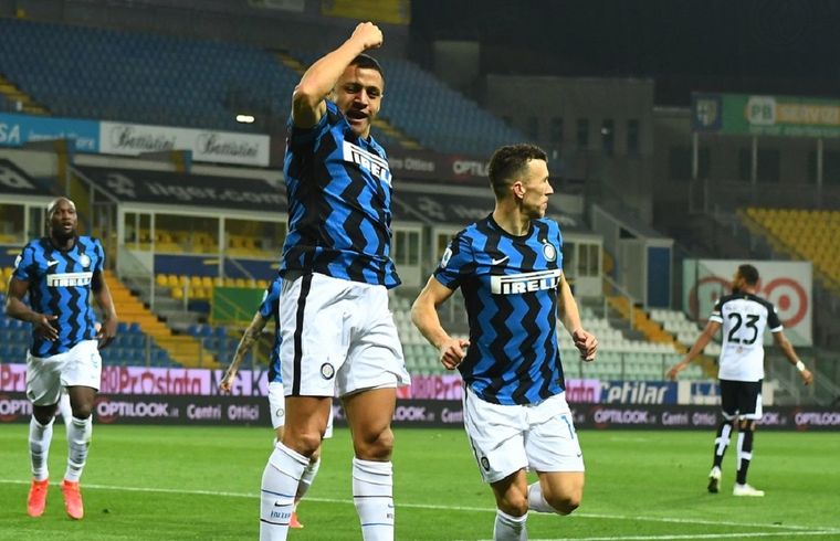 Alexis Sánchez festeja uno de sus goles. Foto: @Inter_es