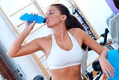 ¿cuando beber agua y cuando hace falta bebida deportiva?