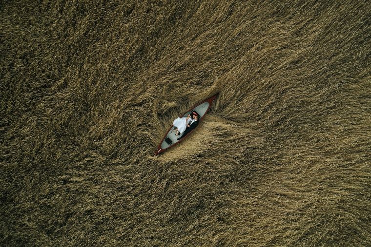 2° lugar categoría bodas, Amantes en el campo de Krzysztof Krawczyk Foto: https://droneawards.photo/