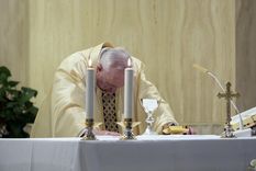 el papa francisco no dara la misa de fin de ano por dolores de espalda
