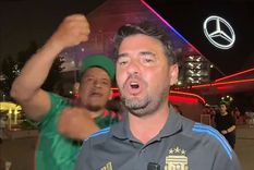 Tato Aguilera y el hincha mexicano de fondo. Foto: Captura