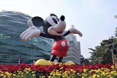 Mickey Mouse El ratón siempre lleva pantalones cortos rojos, zapatos amarillos y guantes blancos Foto: Shutterstock Mickey Mouse El ratón siempre lleva pantalones cortos rojos, zapatos amarillos y guantes blancos Foto: Shutterstock