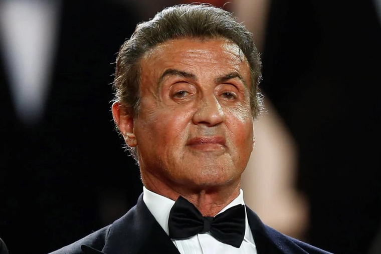 SYLVESTER STALLONE ES UNA DE LAS MÁS GRANDES ESTRELLAS DE HOLLYWOOD. GRACIAS A SU ÉXITO, COSECHÓ UNA GRAN FORTUNA.