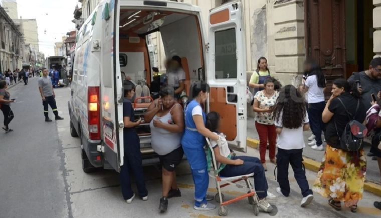 Momentos de tensión se vivieron en las afueras de una escuela salteña tras la perdida de gas en un colegio. Foto: X