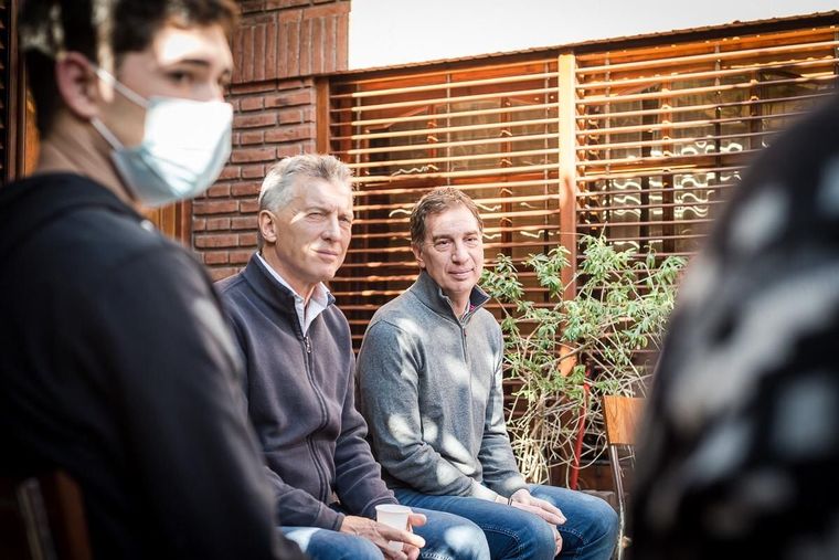 Diego Santilli y Mauricio Macri reunidos con padres y madres para tratar temas de educacion Foto: Prensa Campaña de Diego Santilli