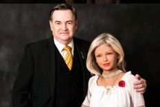 un hombre se enamoro de una robot y quiere casarse con ella