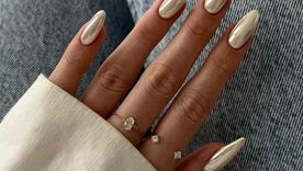 Haz brillar a tus uñas con la manicura cromada Foto: Hypebae