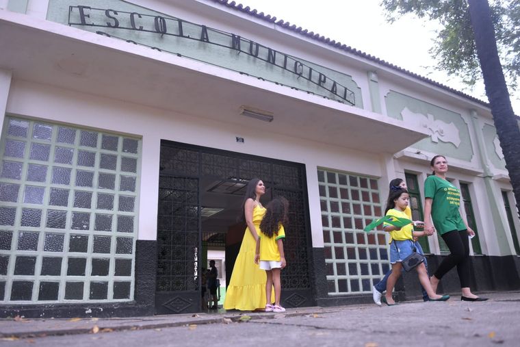 Escuela Ayrton Senna, donde voto Bolsonaro. Sin filas como en el primer turno, Rio vota tranquila. Foto: Fotógrafo Alvarez Julian