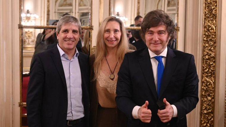 Javier y Karina Milei con Luis Caputo