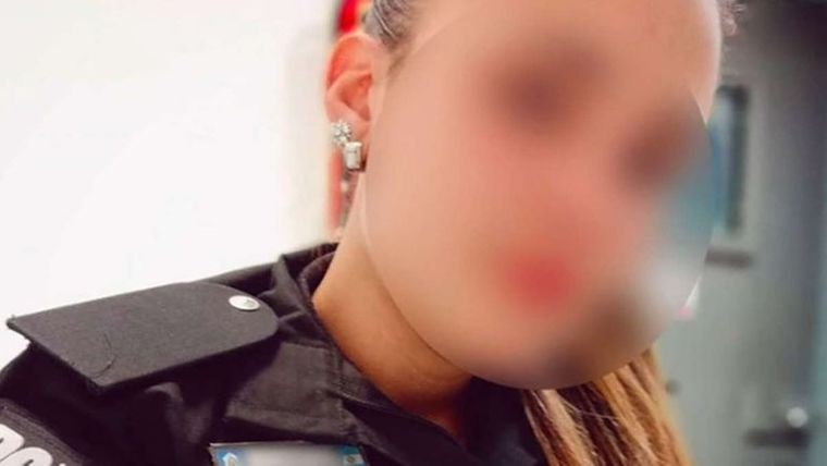La joven policía que fue violada por 5 compañeros en el baño de un polideportivo