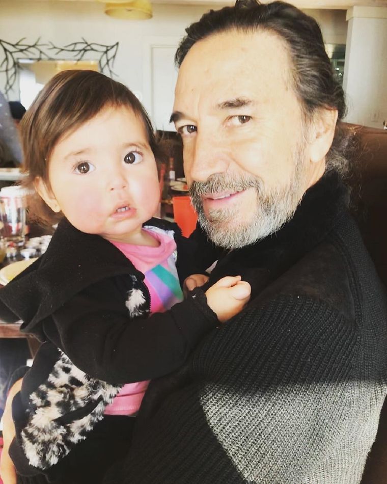 Marco Antonio Solís junto a su nieta Foto: Instagram