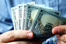 El dólar oficial no resistía más en los niveles del viernes pasado y la elección forzó una devaluación importante del peso. Foto: Shutterstock