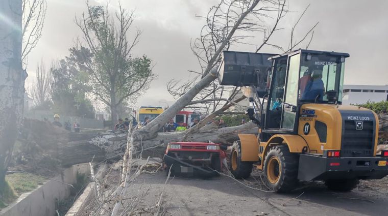 Los trabajos para retirar el vehículo en calle Rawson. Los trabajos para retirar el vehículo en calle Rawson. 