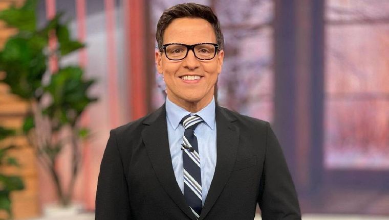 Raúl González preocupó a la audiencia al desplomarse en el piso en pleno programa en vivo.