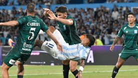 El mediocampista de Racing Matías Zaracho ensaya una chilena entre dos jugadores de Estudiantes de Río Cuarto.&nbsp;