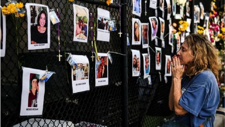 Familiares y amigos rezan para que alguno de los desaparecidos tras el derrumbe del edificio en Miami pueda ser localizado con vida. Foto: AFP