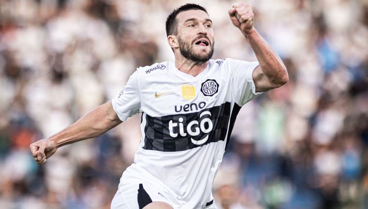 El neozelandés Tim Payne debutó en Olimpia de Paraguay y marcó un golazo para el recuerdo.