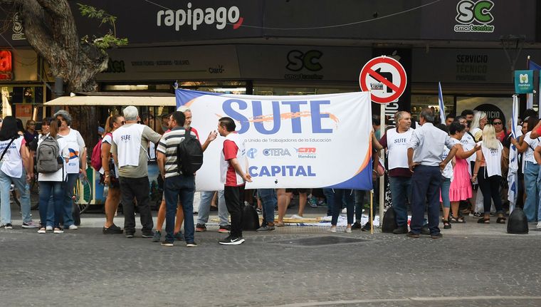 El SUTE fue&nbsp; el primer gremio en retomar la discusión salarial. Foto: Santiago Tagua/MDZ